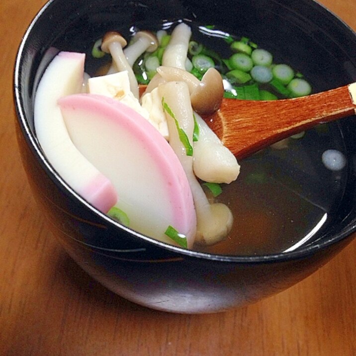 豆腐とかまぼことしめじのお吸い物